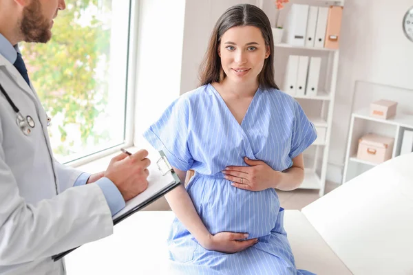 Genç Hamile Kadın Klinikteki Doktoru Ziyaret Ediyor — Stok fotoğraf