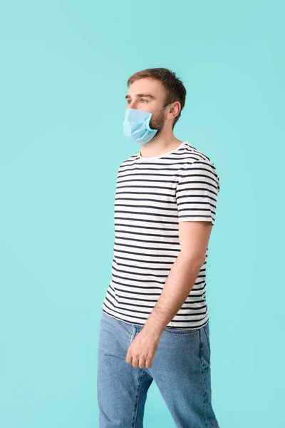 Ung Man Bär Skyddande Mask Färg Bakgrund Begreppet Coronavirus Epidemi — Stockfoto