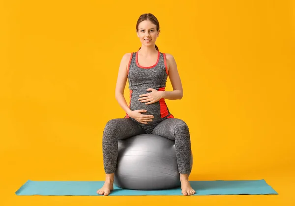 Young Pregnant Woman Training Color Background — Stock Photo, Image