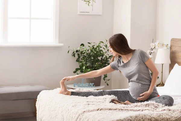 Joven Embarazada Practicando Yoga Casa — Foto de Stock