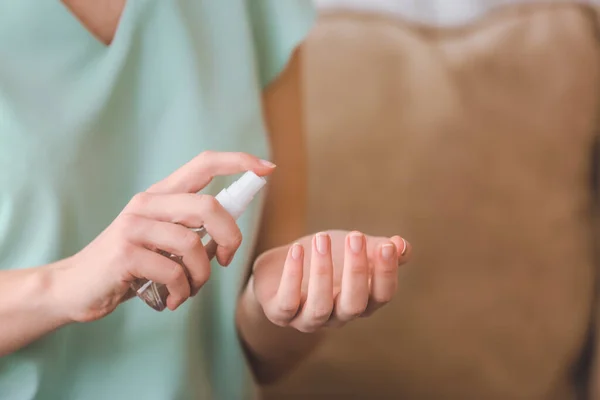 Frau Trägt Hause Desinfektionsmittel Auf Die Hände Auf Nahaufnahme — Stockfoto