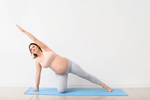 Mujer Embarazada Joven Practicando Yoga Cerca Pared Luz —  Fotos de Stock