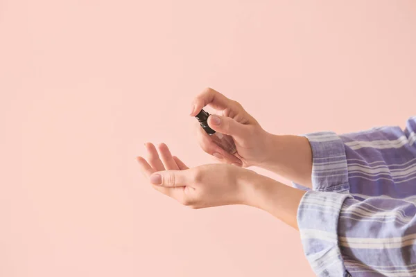 Mujer Aplicando Desinfectante Sus Manos Sobre Fondo Color — Foto de Stock