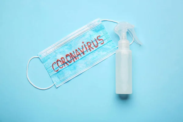 Desinfectante Máscara Médica Con Texto Coronavirus Sobre Fondo Color — Foto de Stock