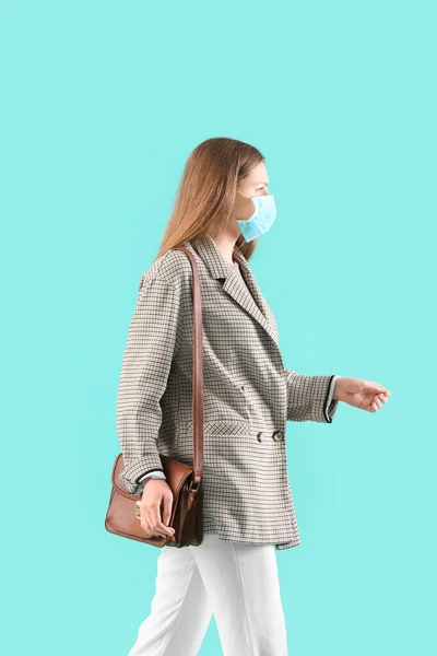 Jovem Mulher Usando Máscara Protetora Fundo Cor Conceito Epidemia Coronavírus — Fotografia de Stock