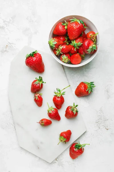 Schüssel Mit Reifen Erdbeeren Auf Hellem Hintergrund — Stockfoto