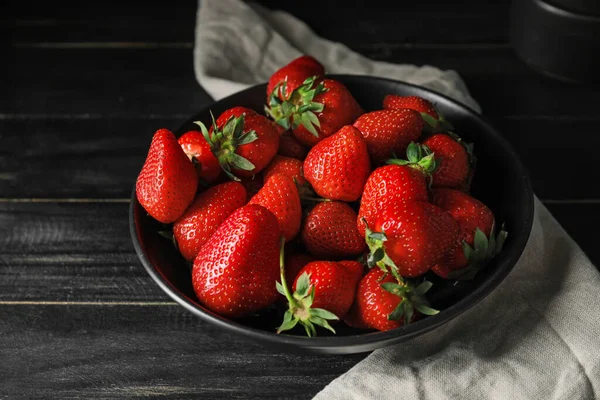 Teller Mit Reifen Erdbeeren Auf Dunklem Hintergrund — Stockfoto