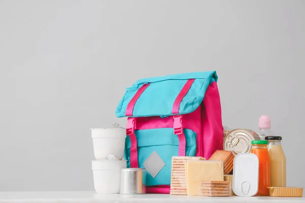 Schoolbag Διαφορετικά Προϊόντα Στο Φως Φόντο Έννοια Του Προγράμματος Τροφίμων — Φωτογραφία Αρχείου