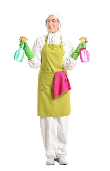 Koruyucu Kostümlü Hanımı Beyaz Arka Planda Temizlik Malzemeleri — Stok fotoğraf