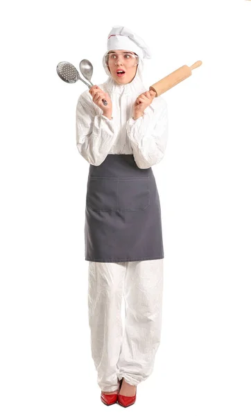 Unruhige Hausfrau Schutzkostüm Und Mit Küchenutensilien Auf Weißem Hintergrund — Stockfoto
