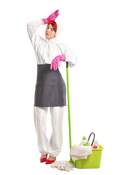 Koruyucu Kostümlü Yorgun Hanımı Beyaz Arka Planda Temizlik Malzemeleri — Stok fotoğraf