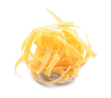 Beyaz arkaplanda pişmemiş makarna