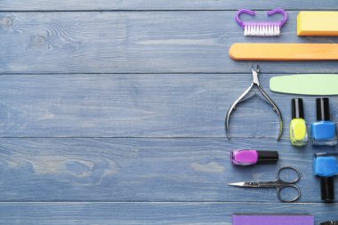 Ahşap arka planda manikür malzemeleri.