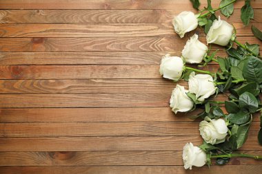 Ahşap arka planda güzel beyaz güller