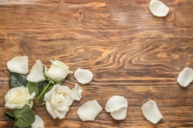 Ahşap arka planda güzel beyaz güller