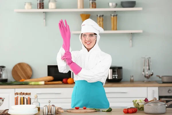 Koruyucu Kostümlü Hanımı Mutfakta Yemek Pişiren Eldivenler — Stok fotoğraf