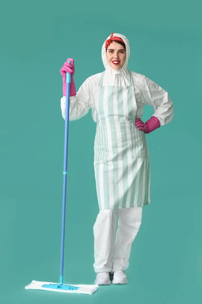 Huisvrouw Beschermende Kostuum Met Dweil Kleur Achtergrond — Stockfoto