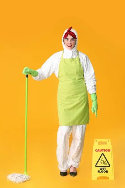 Hausfrau Schutzkostüm Mit Wischmopp Und Warnschild Auf Farbigem Hintergrund — Stockfoto