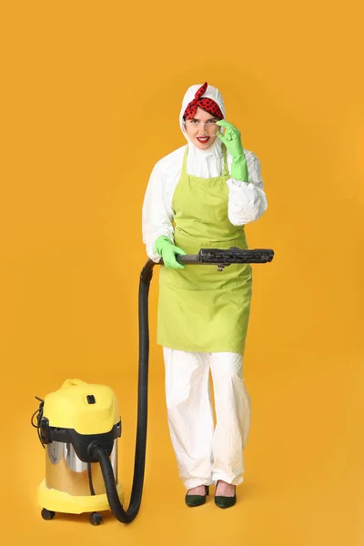 Hausfrau Schutzkostüm Und Mit Staubsauger Auf Farbigem Hintergrund — Stockfoto