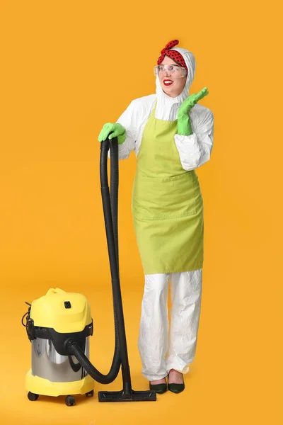 Hausfrau Schutzkostüm Und Mit Staubsauger Auf Farbigem Hintergrund — Stockfoto