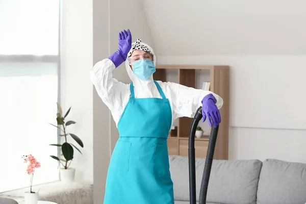 Moe Huisvrouw Beschermende Kostuum Tijdens Het Schoonmaken Kamer — Stockfoto