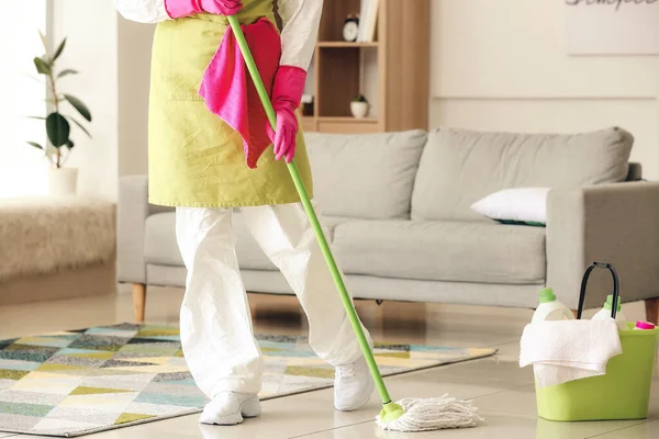 Hausfrau Schutzanzug Putzt Fußboden Zimmer — Stockfoto