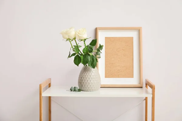 Beautiful White Roses Vase Table — Stock Photo, Image