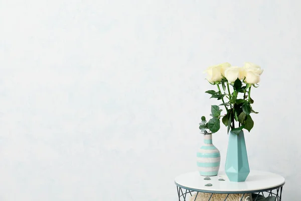 Vase Beautiful Roses Table Light Wall — Stock Photo, Image