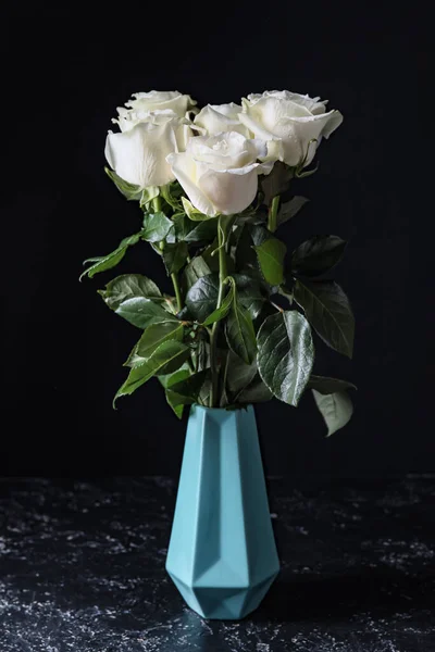 Florero Con Hermosas Rosas Blancas Sobre Fondo Oscuro —  Fotos de Stock