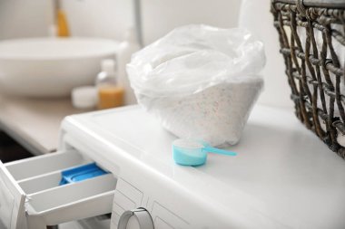 Çamaşır makinesinde çamaşır deterjanı