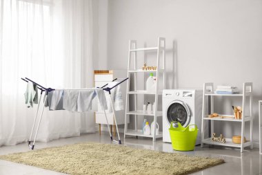 Evdeki modern çamaşır odasının içi.