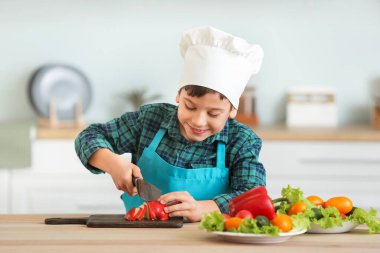Sevimli küçük şef mutfakta yemek