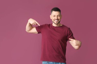 Renkli tişörtlü şık bir adam