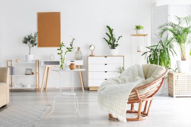 Rahat koltuğu olan modern bir oda.