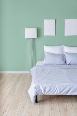 Rahat, modern yatak odası.