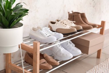 Modern salonun içinde şık ayakkabılarla ayakta durun.