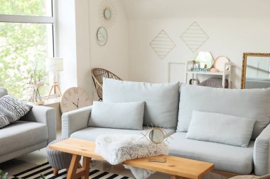 Modern oturma odasının iç mimarisi.