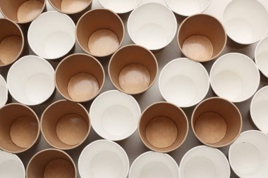 Arka planda birçok içecek bardağı var.