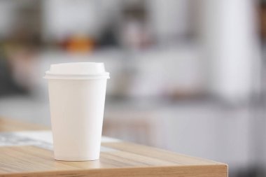 Masada içecek bir şeyler var.