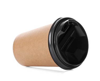 Beyaz arka planda içmek için paket servis bardağı.