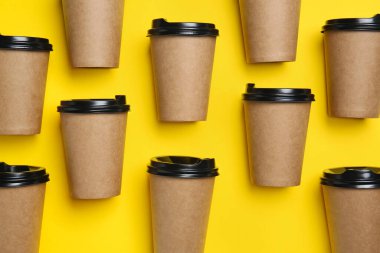 Renkli arka planda içmek için paket servis bardakları