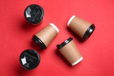 Renkli arka planda içmek için paket servis bardakları
