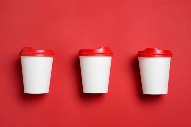 Renkli arka planda içmek için paket servis bardakları