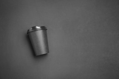 Karanlık arka planda içmek için paket servis kupası.