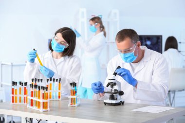 Modern laboratuvarda çalışan bilim adamları