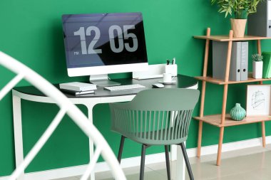 Ofiste modern bilgisayarla rahat bir iş yeri