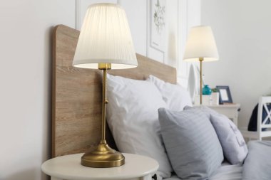 Yatak odasındaki lamba çok şık.