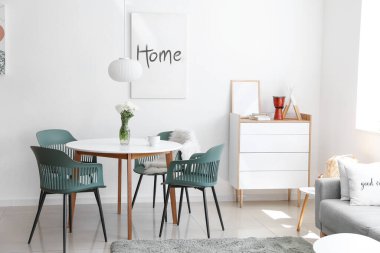 Yemek odasının içinde lamba var.