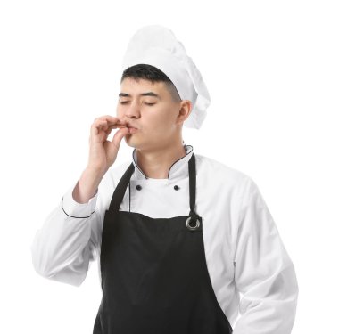 Beyaz arka planda yakışıklı Asyalı şef