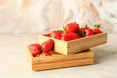 Açık arkaplanda olgun çilekli kutular